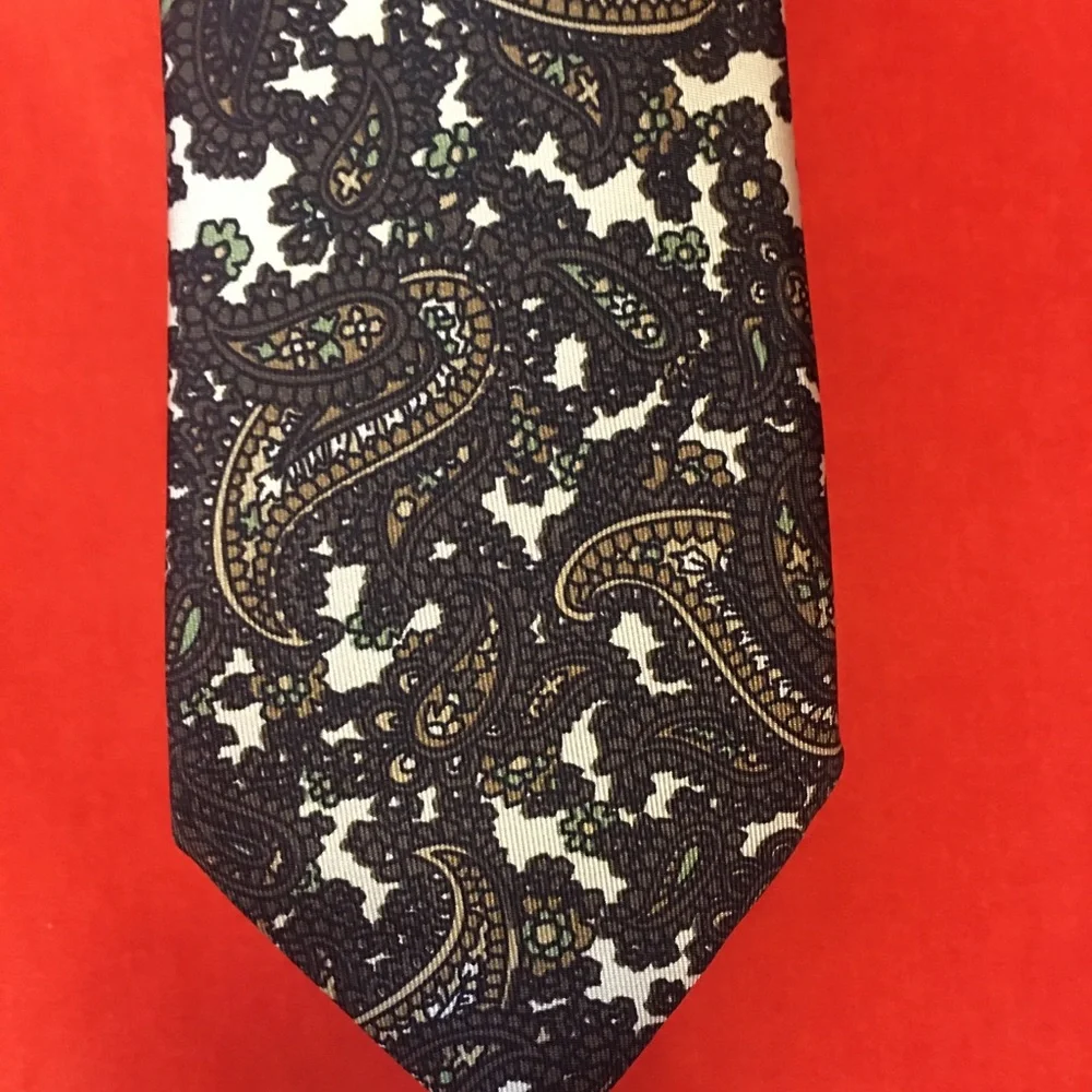Tom Ford silk necktie brow cream paisley